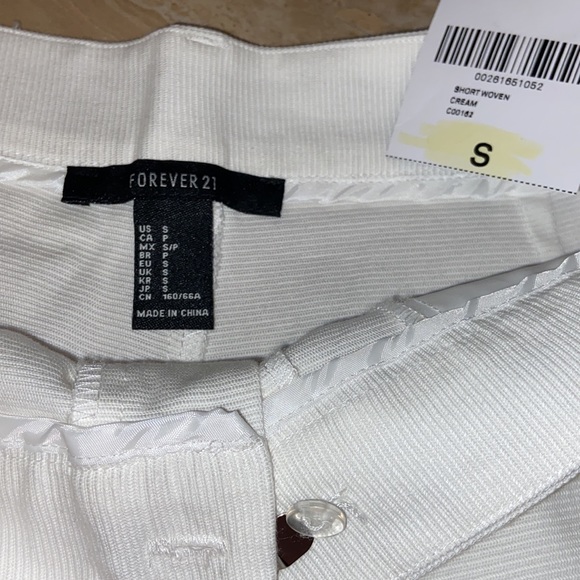NWT. White Forever 21 Shorts. Extra Button Included. Size Small. - Picture 3 of 6
